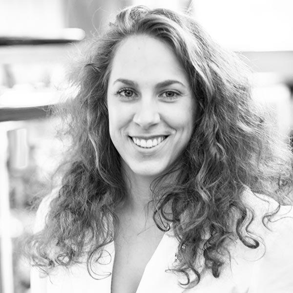 Portrait photo of Steph Mantis, a VAST artist creating ultra-high-resolution microscopy photographs.